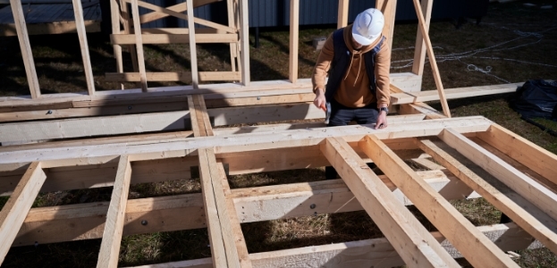 Arbeiter beim Bau einer Unterkonstruktion mit Holzlatten